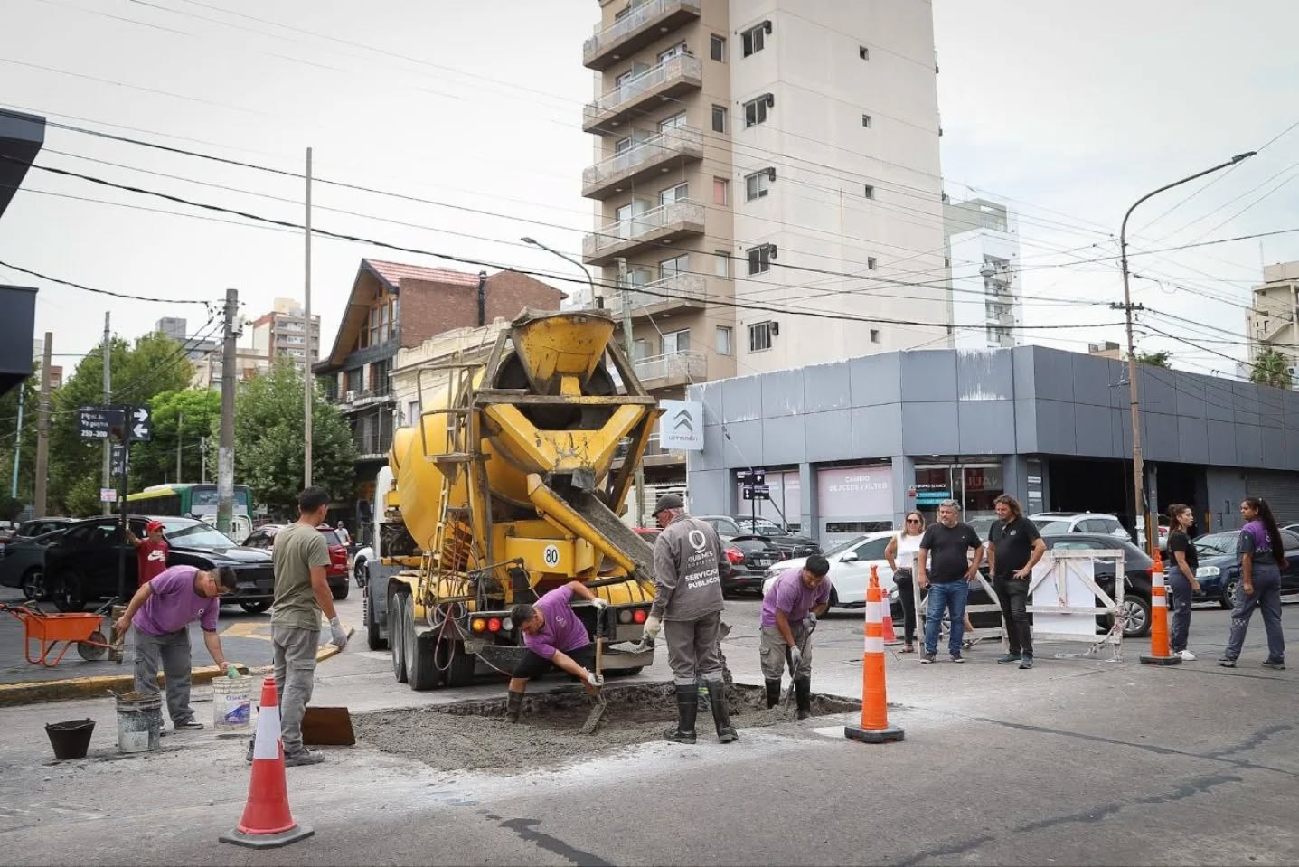 Continúan los trabajos de bacheo en hormigón en Quilmes Centro