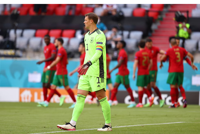 Manuel Neuer con la bandera LGTB en el útlimo mundial