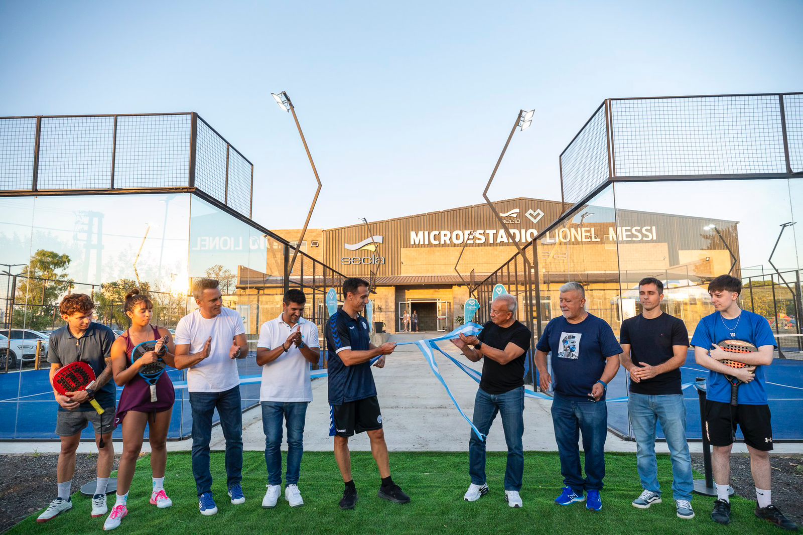 El intendente de Lanús, Julián Álvarez, encabezó la inauguración de tres nuevas canchas de pádel municipales en el Parque Central Las Colonias