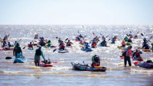 Multitudinaria fiesta de pesca en Quilmes: más de 300 kayaks coparon el Río de la Plata.