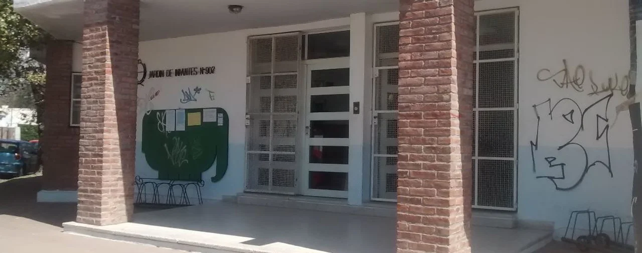 Denuncian que una madre se quedó con el dinero de los buzos de egresados en un jardín.