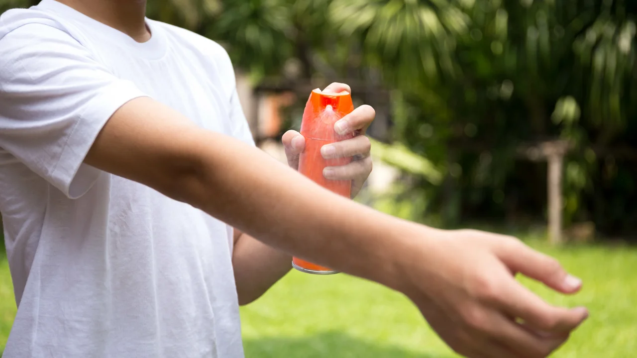 ANMAT prohibió un repelente falso de OFF! por falta de registro sanitario.