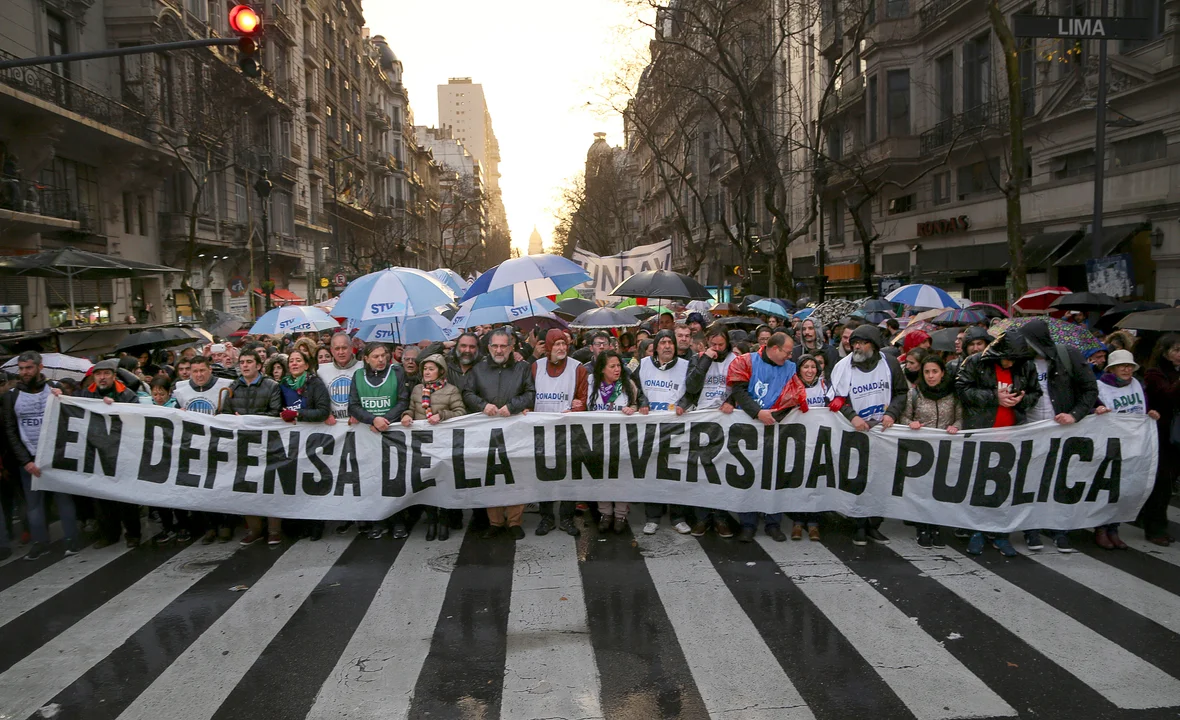 Paro universitario: docentes convocan al cese de tareas "por tiempo indeterminado"