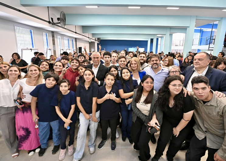 Kicillof dio inicio al ciclo lectivo del nivel secundario en una Escuela Técnica de Avellaneda