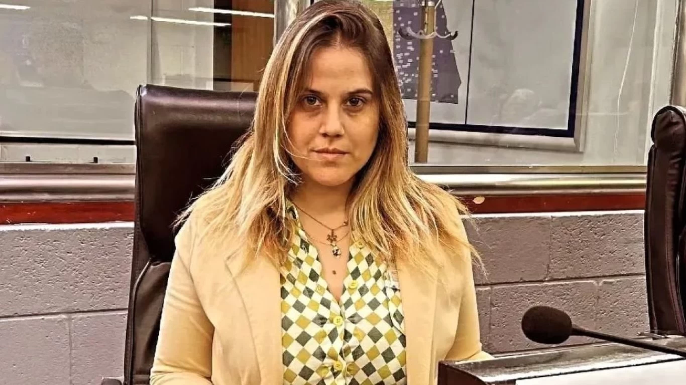 Albasetti denunció que una jubilada enfrenta una multa de $7 millones por tasas municipales.