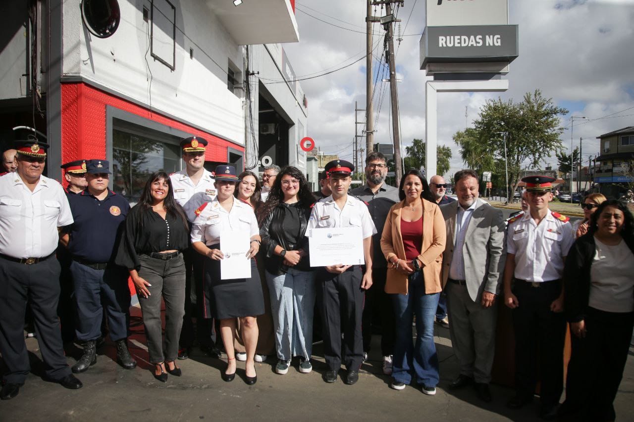 La Asociación de Bomberos Voluntarios de Bernal celebró su 112º aniversario