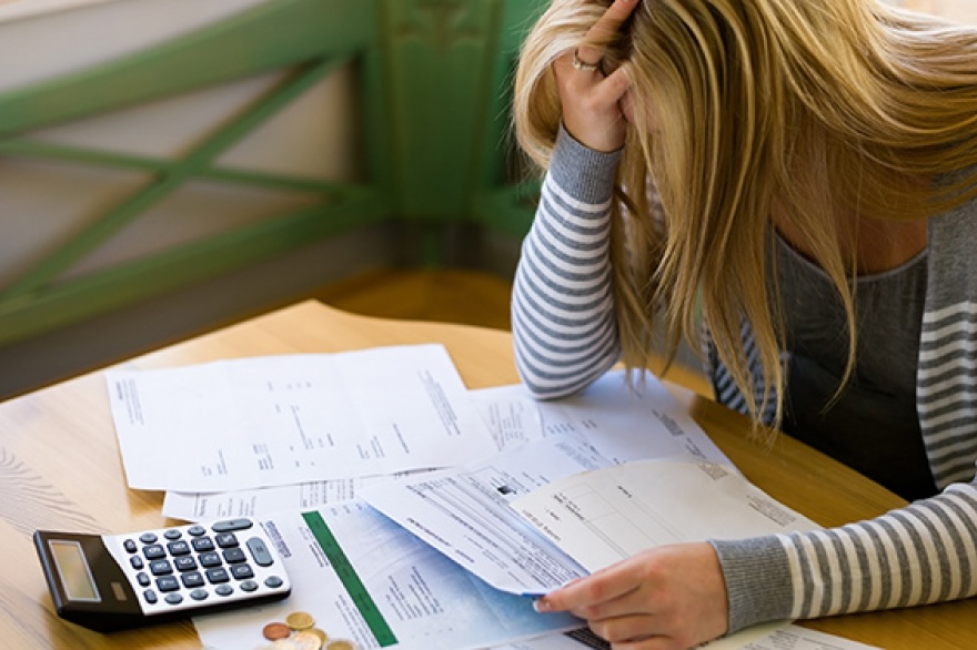 Alarma por el endeudamiento: más de la mitad de los hogares no llega a mitad de mes.