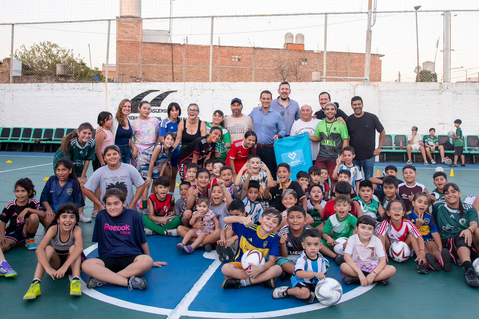 Materiales deportivos para 16 clubes de Lanús