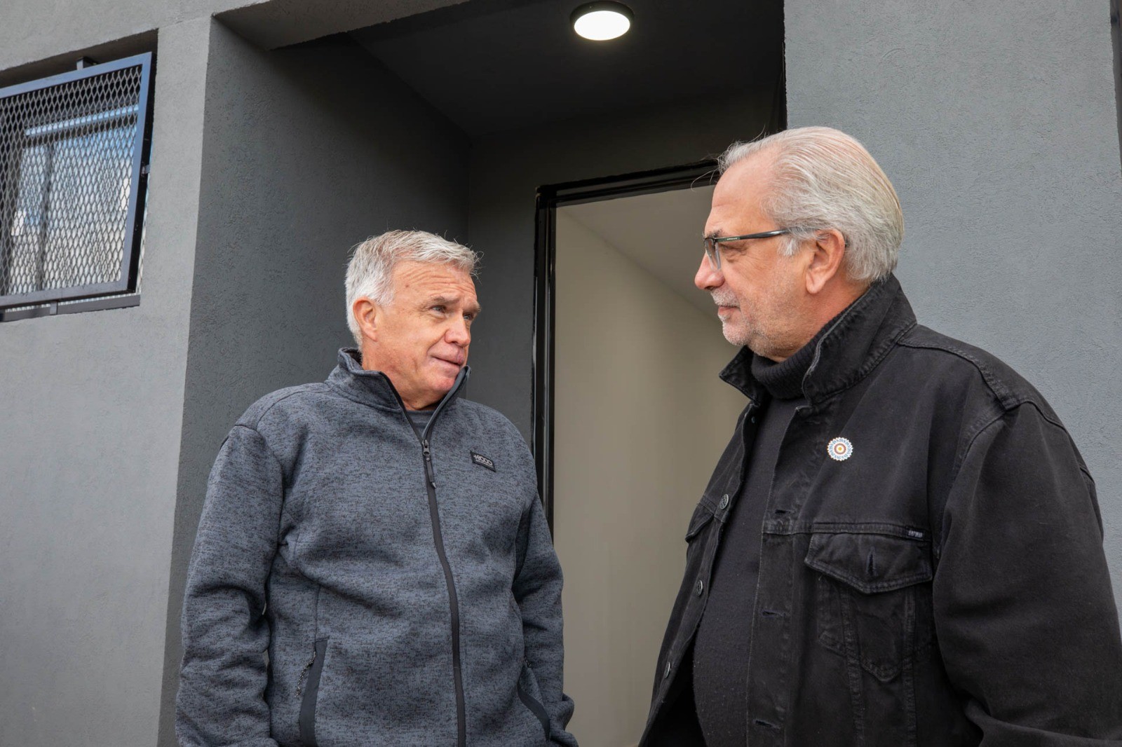 Balor y Pascolini visitaron la obra del futuro SUM de la Comunidad en el barrio 6 de Enero