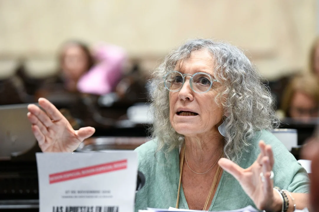 La diputada nacional quilmeña Mónica Frade aseguró que Manuel Adorni mintió ante el Congreso y cuestionó al presidente Javier Milei por sostenerlo en el cargo.