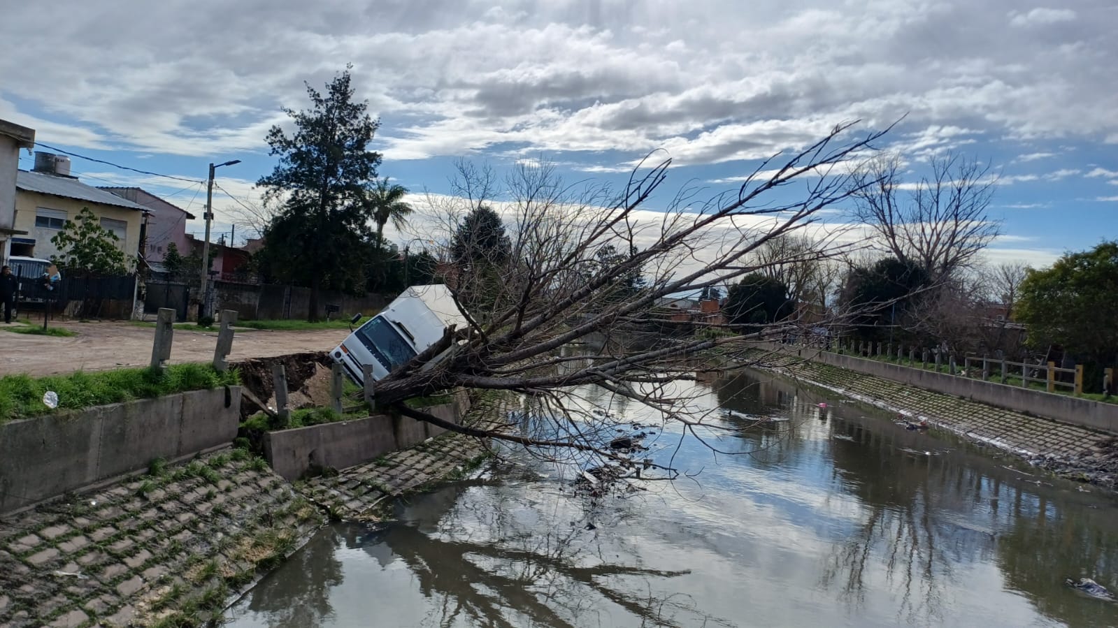 Una camioneta quedó al borde de caer al arroyo en Bernal Oeste porque cedió un terraplén