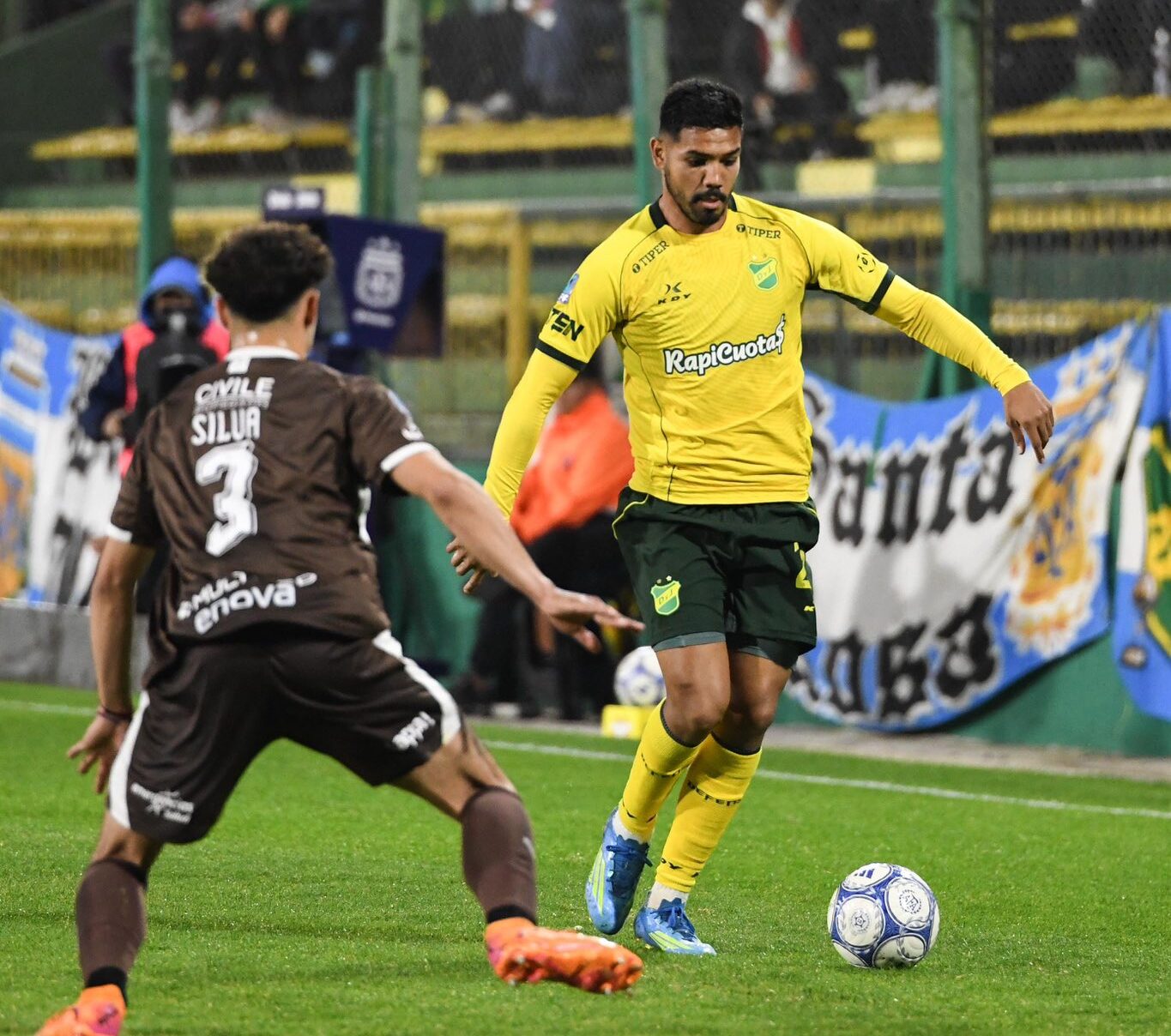 Defensa y Justicia le ganó por 1 a 0 a Platense en un partido que fue de menos a más y que disputaron durante la noche de este lunes, por la séptima fecha del Torneo Clausura 2026Según supo la Agencia Noticias Argentinas, el único gol del encuentro disputado en el estadio Norberto Tomaghello fue convertido por el defensor David Martínez, cuando iban 30 minutos del segundo tiempoAdemás, en el sexto minuto de descuento, el mediocampista de la visita Pablo Ferreira vio la tarjeta roja por acumulación de amarillasEl triunfo deja al equipo que dirige Julio Vaccari en el segundo lugar de la zona A, con 14 puntos, mientras que el “Calamar” es décimo con 9 puntos, y cortó una racha de tres partidos sin caer en el certamenEn la próxima jornada, el “Halcón” jugará como visitante ante Lanús, el domingo 6 de septiembre desde las 17:00, mientras que el conjunto del que se hizo cargo el entrenador Martín Palermo recibirá a Deportivo Riestra, el viernes 4 a partir de las 19:00Un primer tiempo chato tuvo únicamente dos llegadas, ambas para el conjunto de la localidad bonaerense de Florencio VarelaLa primera de ellas se dio a los ocho minutos de la primera parte, cuando el extremo Juan Gutiérrez metió un centro desde la derecha al primer palo para el mediocampista David Barbona, cuya volea se fue ancha por el primer paloSolo cuatro minutos después, un córner llegó nuevamente al primer palo para el cabezazo del experimentado delantero Leandro Fernández, que dio en el poste izquierdo del arquero Juan Pablo CozzaniPlatense tuvo su primer acercamiento a los dos minutos de la segunda mitad, mediante un remate lejano del extremo Guido Mainero, que el arquero Matías Borgogno pudo despejar sobre su poste izquierdo, a media alturaA los nueve minutos, un tiro de esquina bajo al primer palo fue desviado por el defensor Ignacio Vázquez, aunque su definición impactó en el mismo y se fue al córner nuevamenteEl “Halcón” no llegó en el complemento hasta los 11 minutos, con un contraataque de derecha a izquierda que terminó en una pelota filtrada al área para el delantero Tiziano Perrotta, que definió de primera pero no pudo superar el achique de CozzaniOcho minutos más tarde llegó Platense, cuando el extremo Juan Gauto recibió una pelota por el costado izquierdo del área, salió para la pierna diestra y buscó un tiro bajo por el segundo palo, que chocó con la estirada de Matías Borgognodefensa y justicia platense